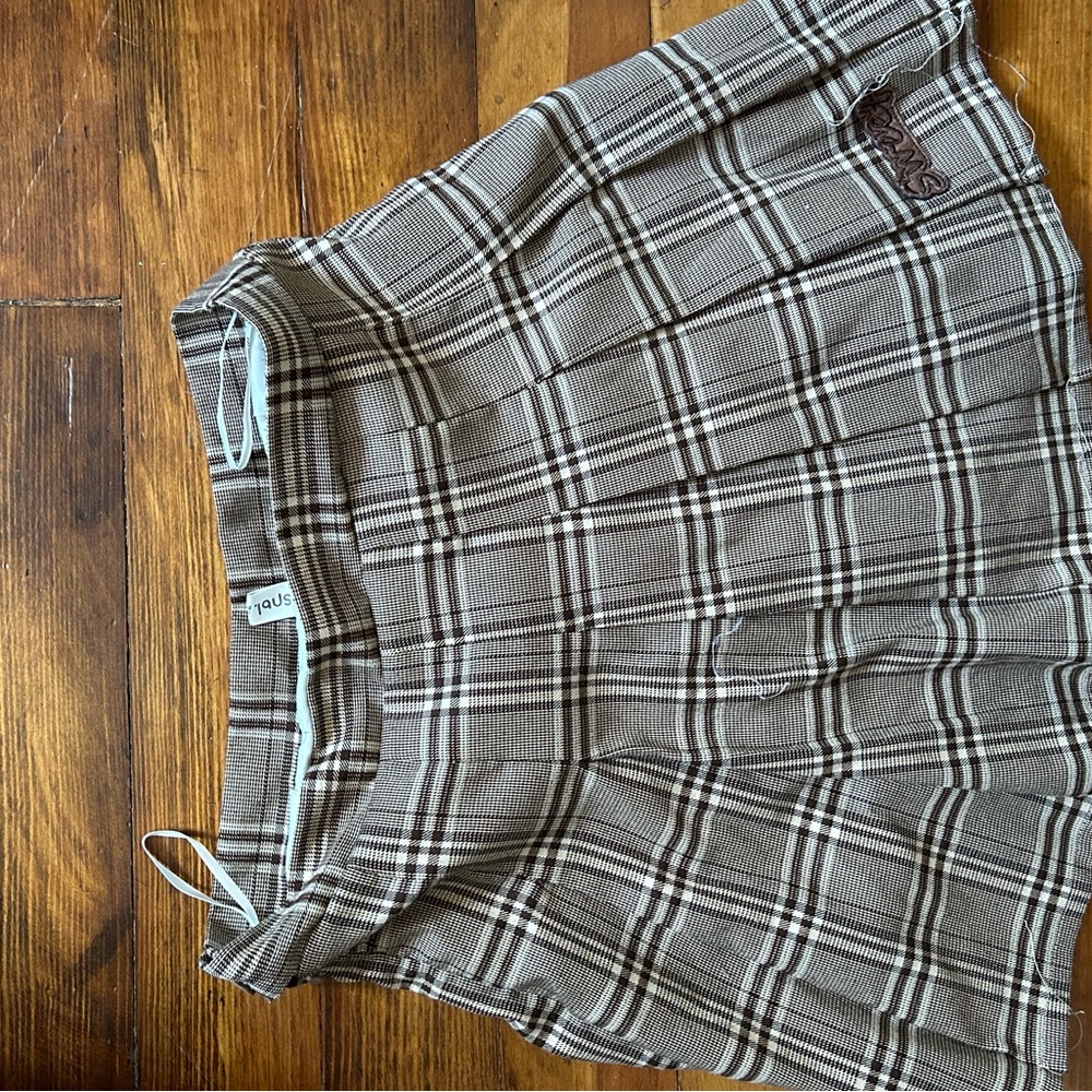 pleated skirt